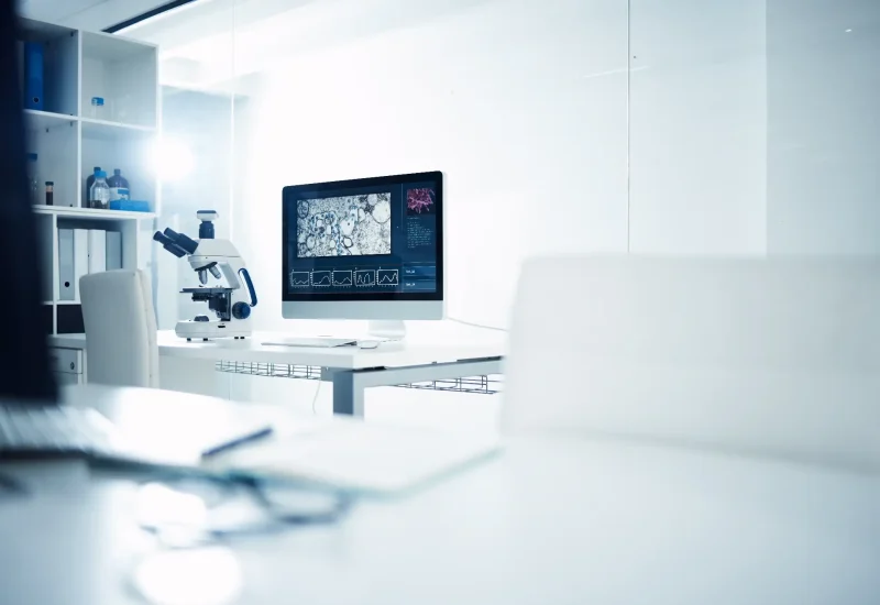 microscope-and-computer-in-a-modern-lab-setting