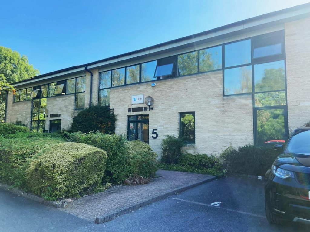 Unit 5 Fenlock Court, Blenheim Office Park, Witney